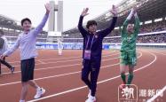 爱游戏体育官方-中国女足队员心系国旗，誓言夺冠