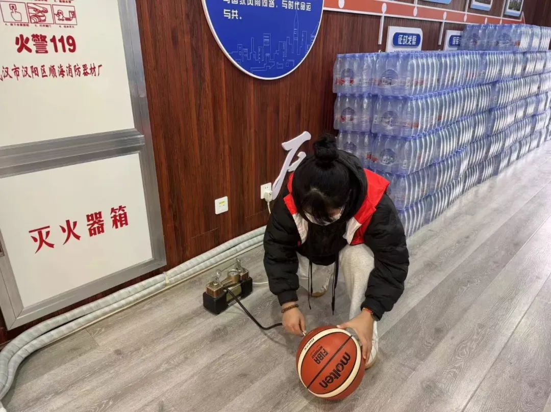 篮球赛场举行慈善活动，传递正能量的简单介绍