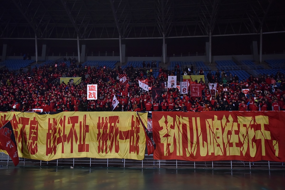 挑战传统！国内足球场上硝烟弥漫的简单介绍