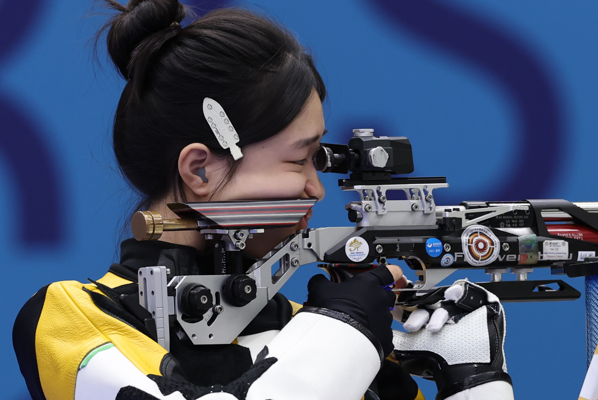 包含法国运动员在射击项目中发挥出色，获得金牌的词条