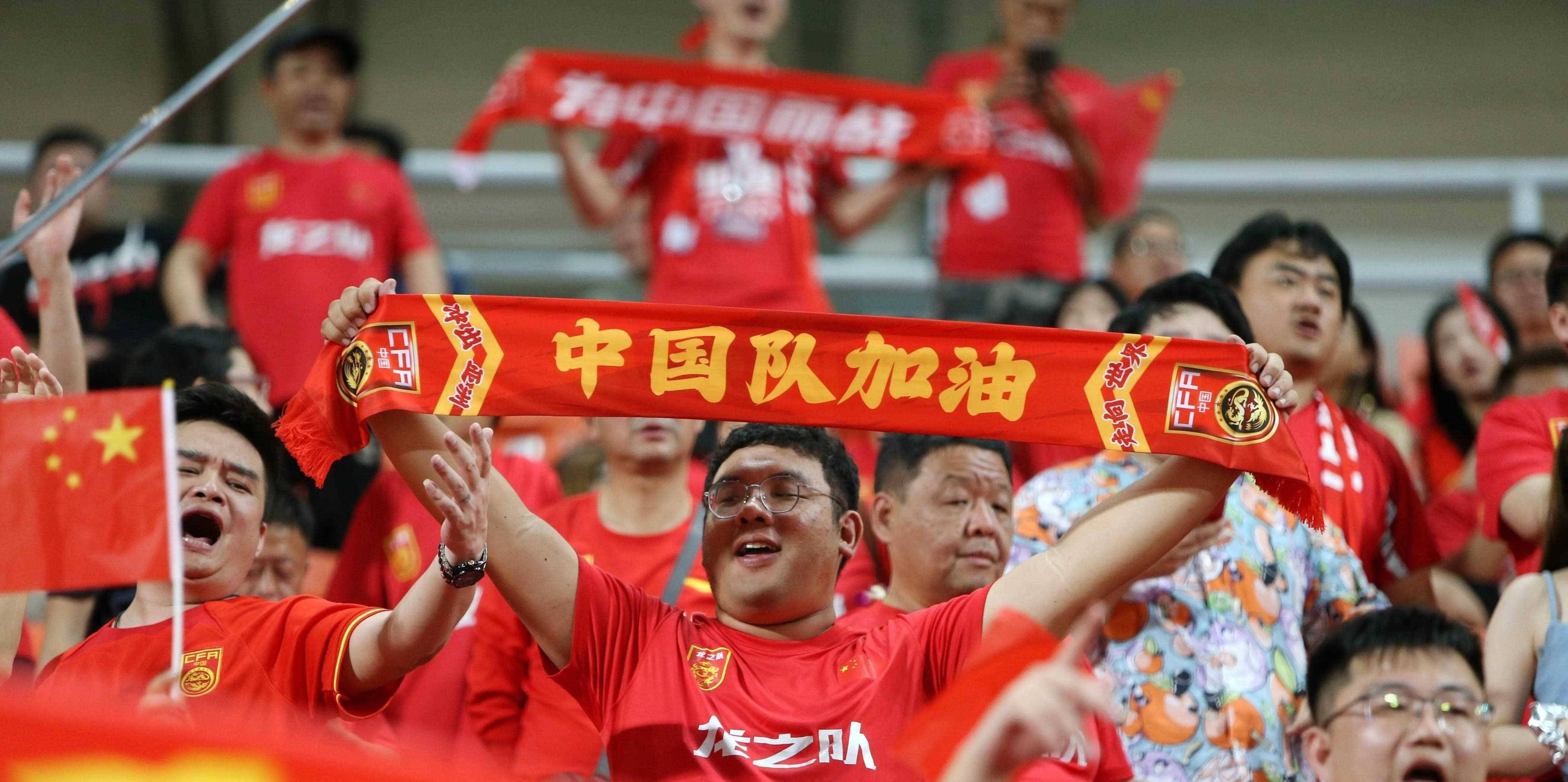 中国足球队胜出，赢得晋级资格